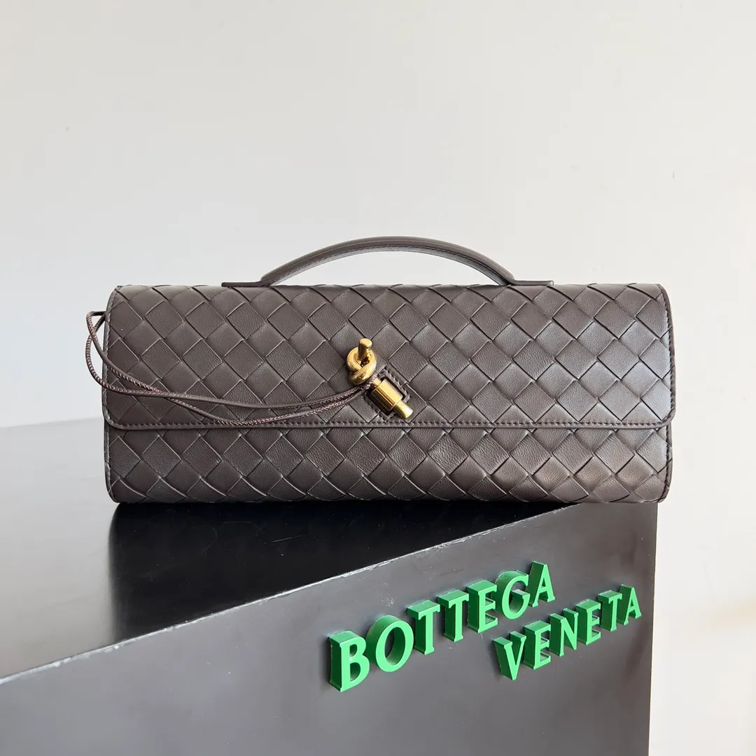 The batch of 1360 BV Andiamo evening handbags has been heavily planted again~ The designer aesthetics in the era of economic downturn are back. I fall in love with it at first sight and can't put it down. It's so beautiful and full of aura. The shape and texture are very competitive. It's light in weight and has sufficient capacity. It's a must-have for fashionistas. It's suitable for many occasions, minimalist, high-end and light luxury. Model No.: 741511 Size: 31*13*3cm
